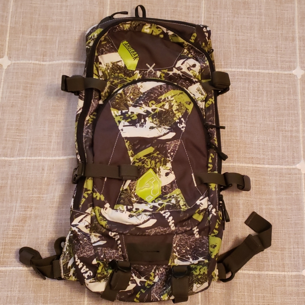 🌵Camelbak backpack--EUC-- WITHOUT bladder🌵